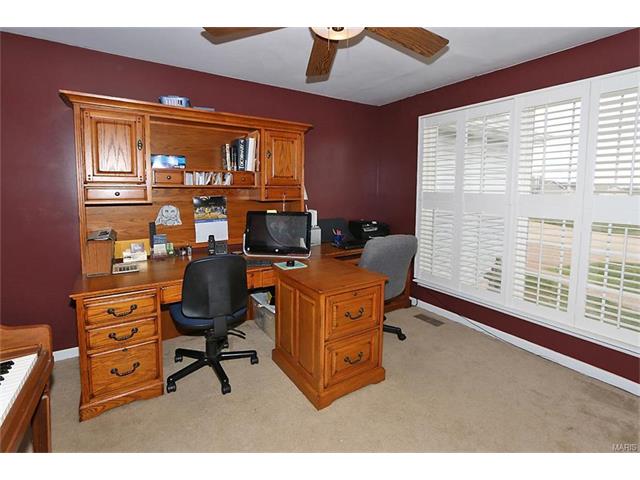 19 Hollow Tree Court, Winfield, United States 63389