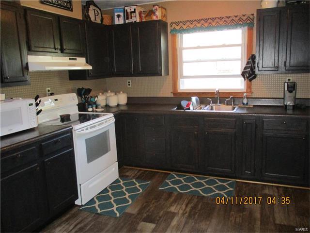 408 East College, Shelbina, MO 63468