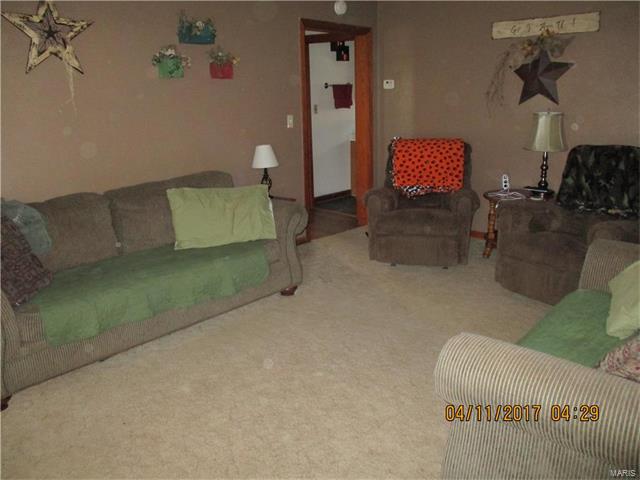 408 East College, Shelbina, MO 63468