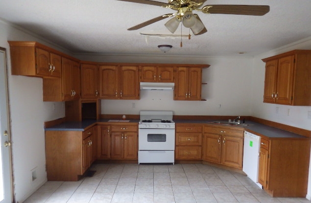 1136 County Road 470, Poplar Bluff, MO 63901