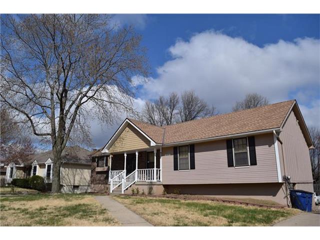 921 NW Oakridge Drive, Blue Springs, MO 64015
