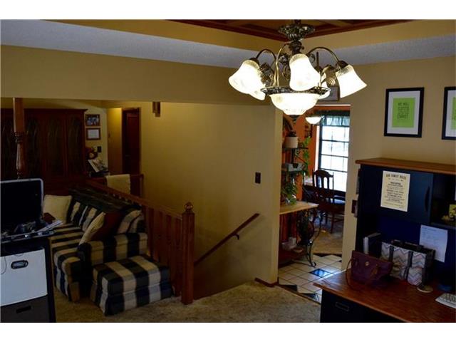 921 NW Oakridge Drive, Blue Springs, MO 64015