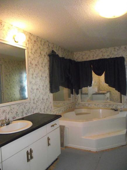 Highland Manor 17311 E 40 Hwy H-8Independence, MO 64055