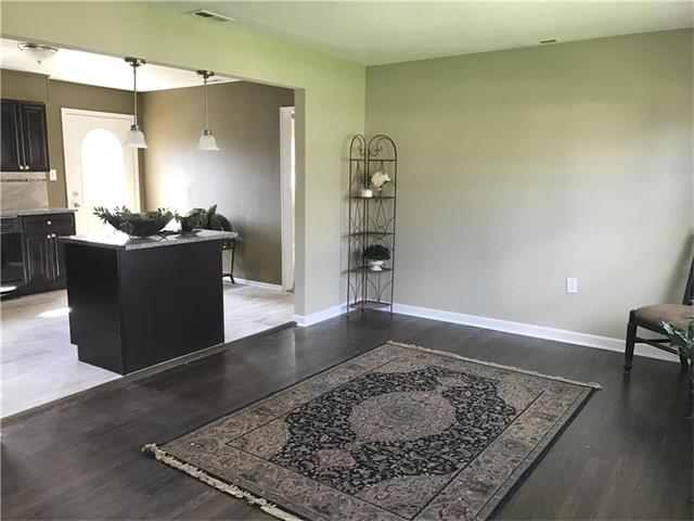 1818 N Farview Drive, Independence, MO 64058