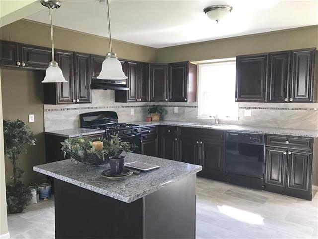 1818 N Farview Drive, Independence, MO 64058