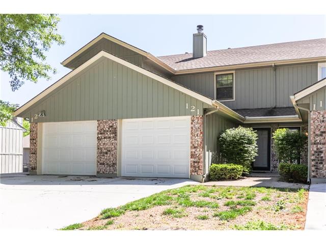 121 NE Greystone Drive, Lee&#039;s Summit, MO 64063