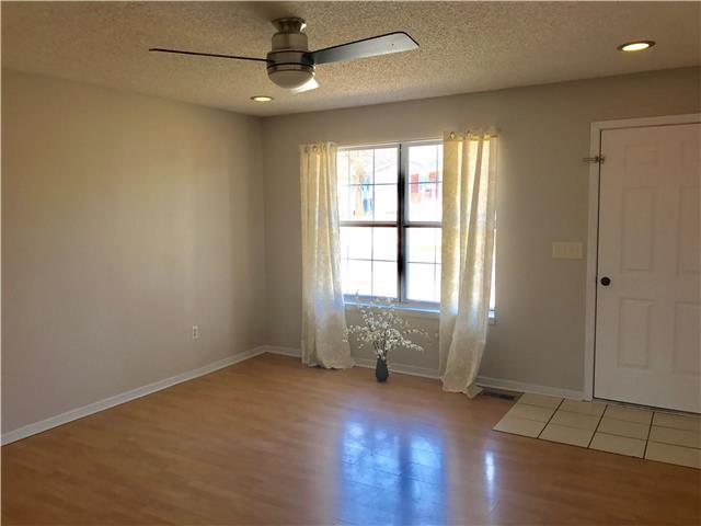 1113 SE 20TH Street, Oak Grove, MO 64075