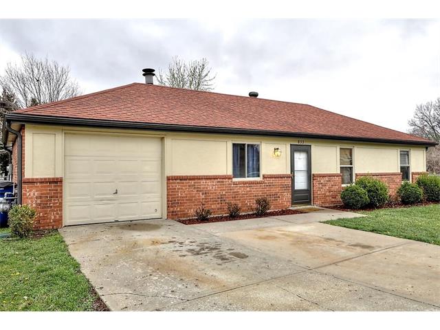 833 NE Cambridge Drive, Lee's Summit, MO 64086