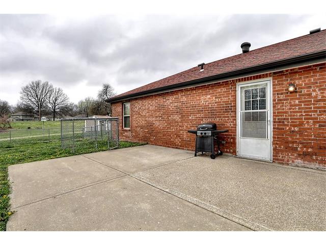 833 NE Cambridge Drive, Lee's Summit, MO 64086