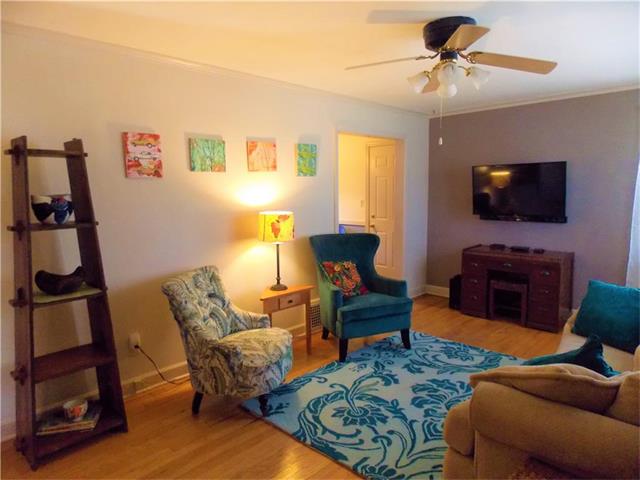 11 E POCAHONTAS Lane, Kansas City, MO 64114