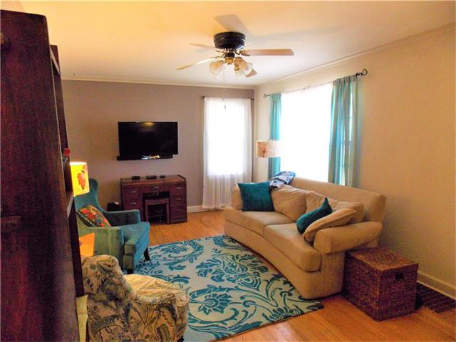 11 E POCAHONTAS Lane, Kansas City, MO 64114