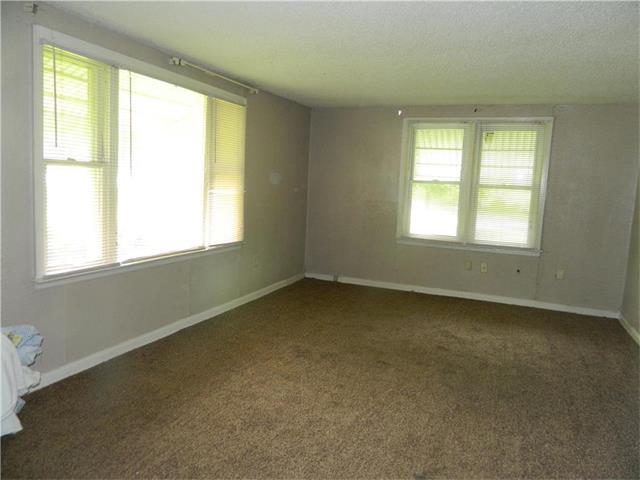 700 NE 71st Street, Gladstone, MO 64118