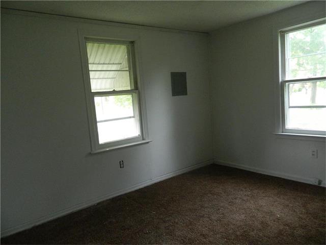 700 NE 71st Street, Gladstone, MO 64118