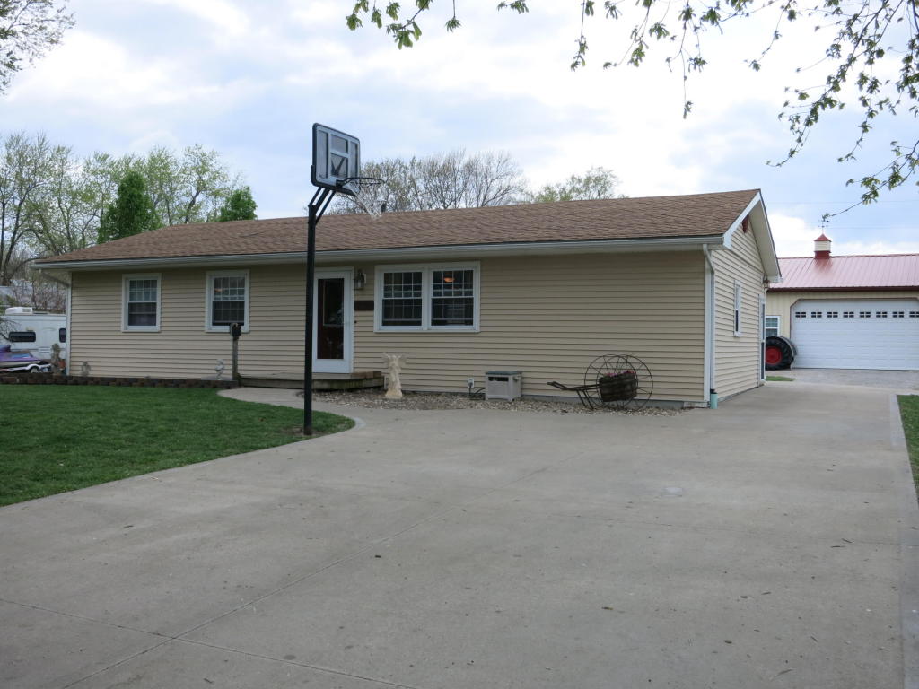 317 N Center St, Cameron, MO 64429