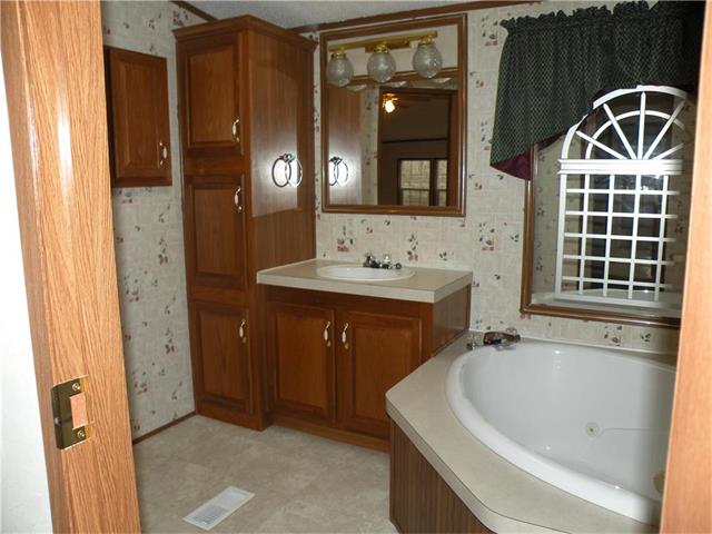 6499 SE V Highway, Lathrop, MO 64465