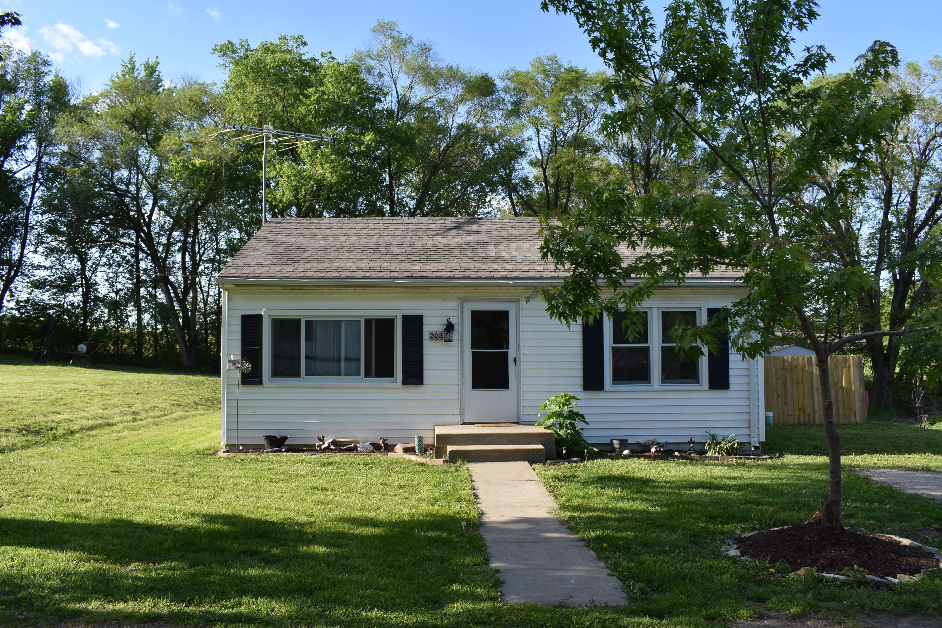 202 Dewey St, Plattsburg, MO 64477