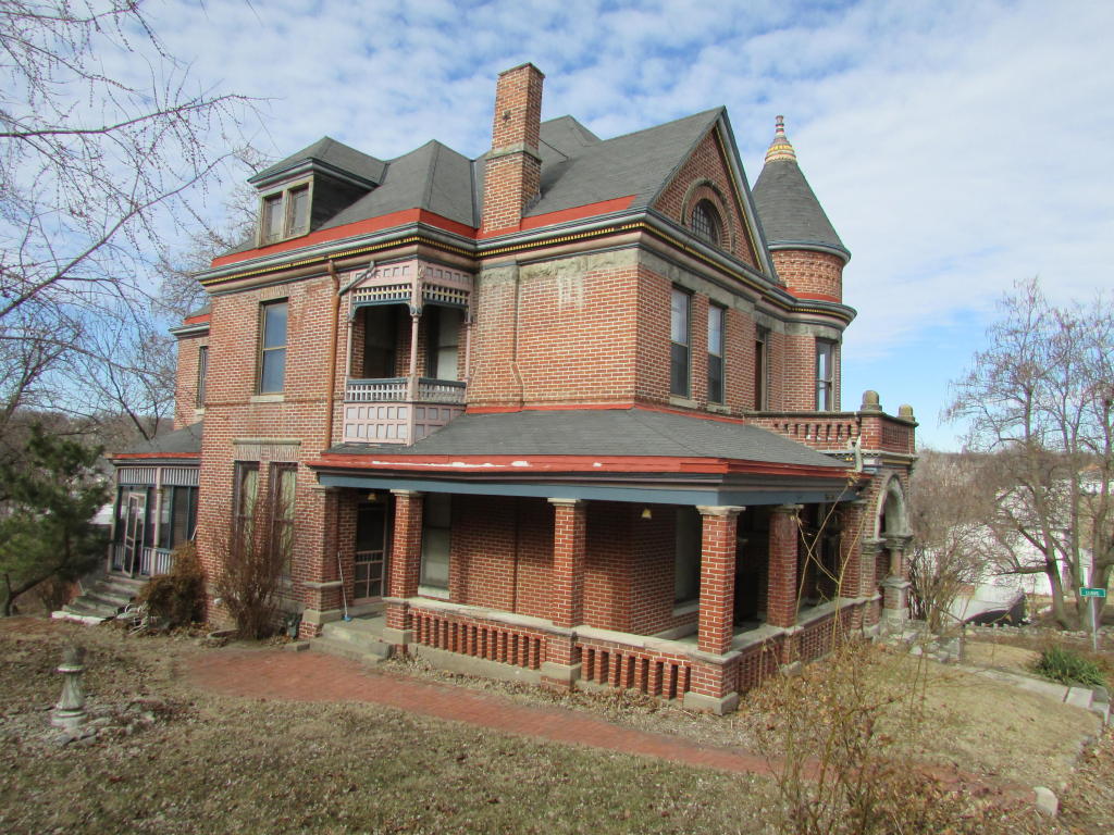 724 N 5th St, St Joseph, MO 64501