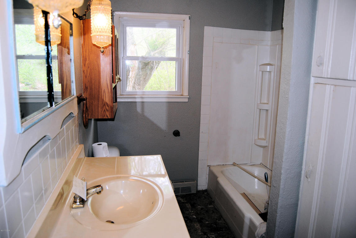 919 W zora, Joplin, MO 64801