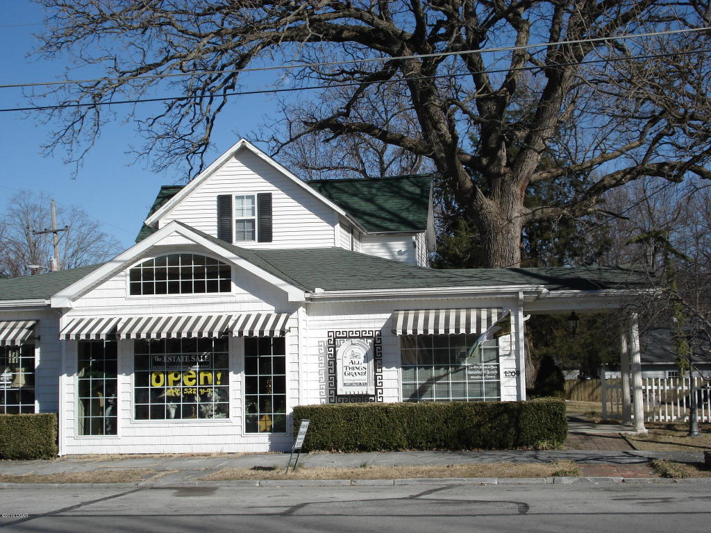 1204 Grand, Carthage, MO 64836