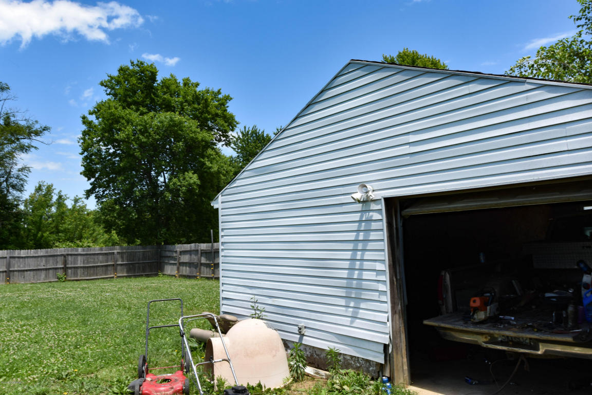 186 E Simon Boulevard, Holts Summit, MO 65043