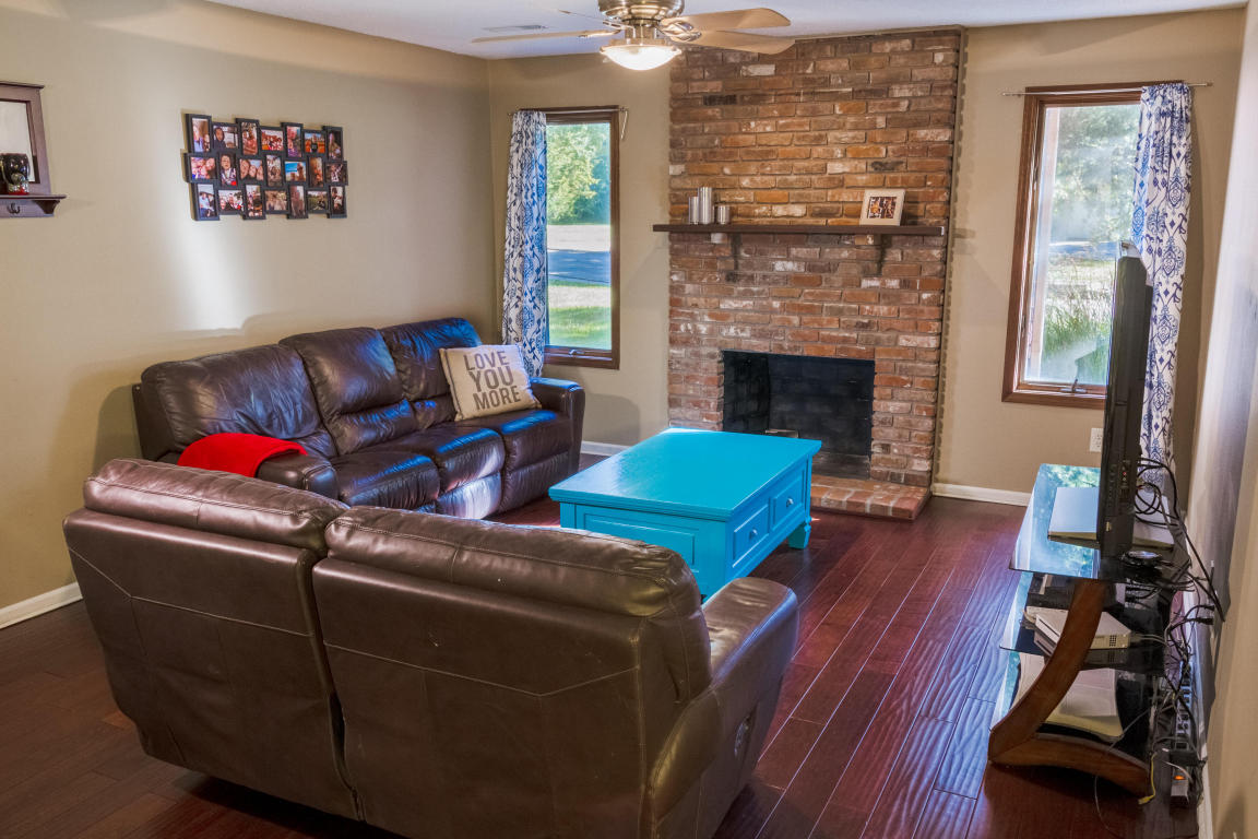 104 E GREEN MEADOWS RD, Columbia, MO 65203