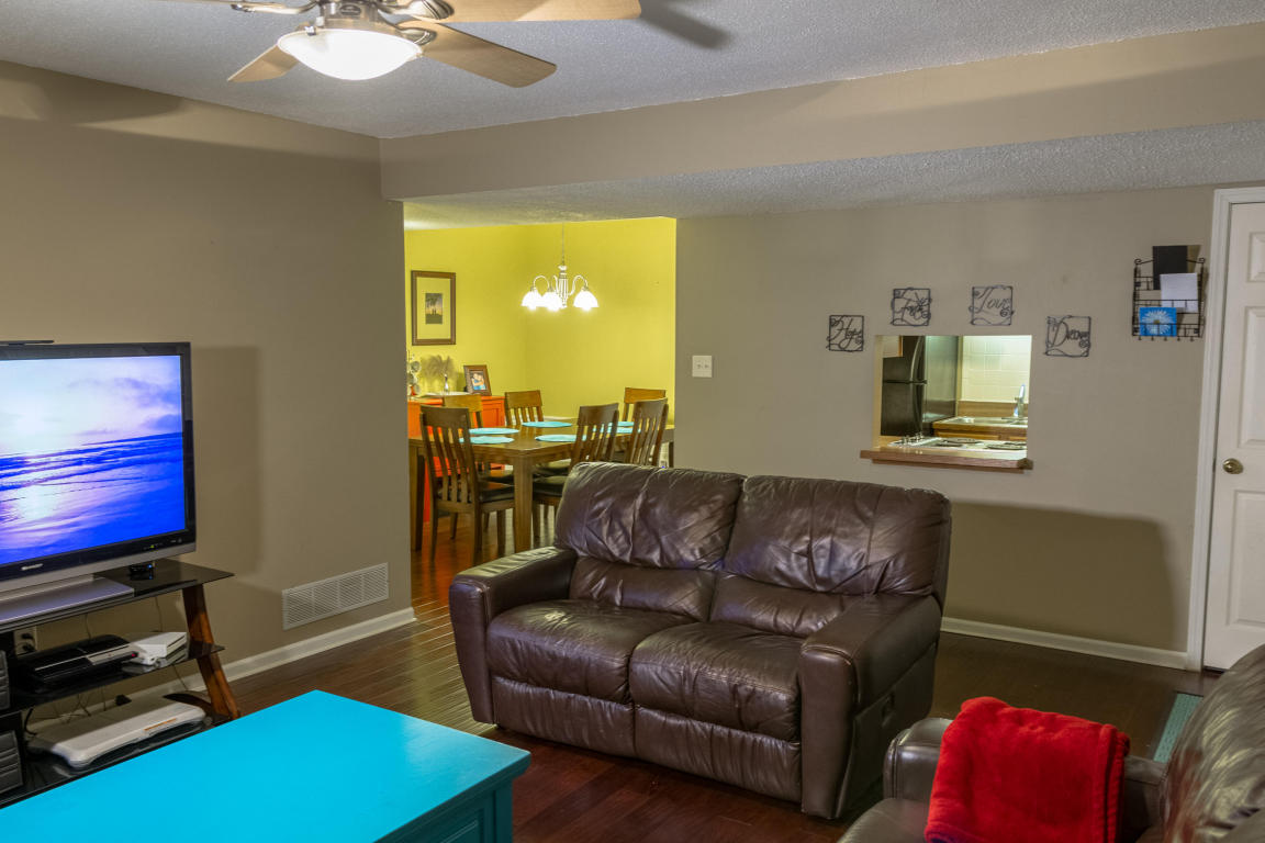 104 E GREEN MEADOWS RD, Columbia, MO 65203