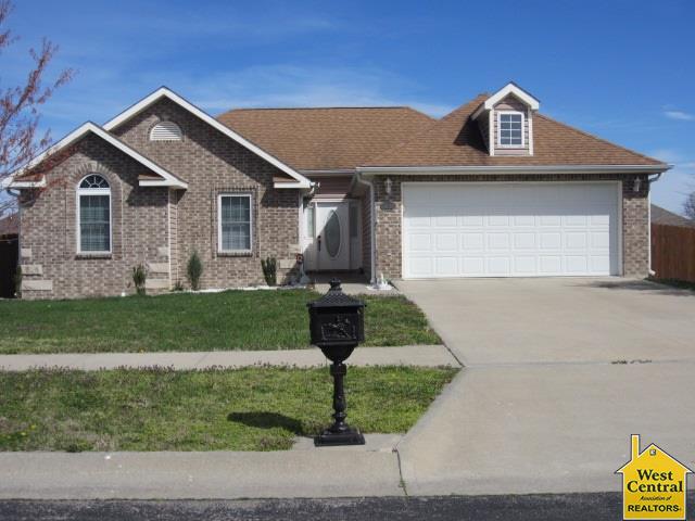 3233Cunningham Dr, Sedalia, MO 65301