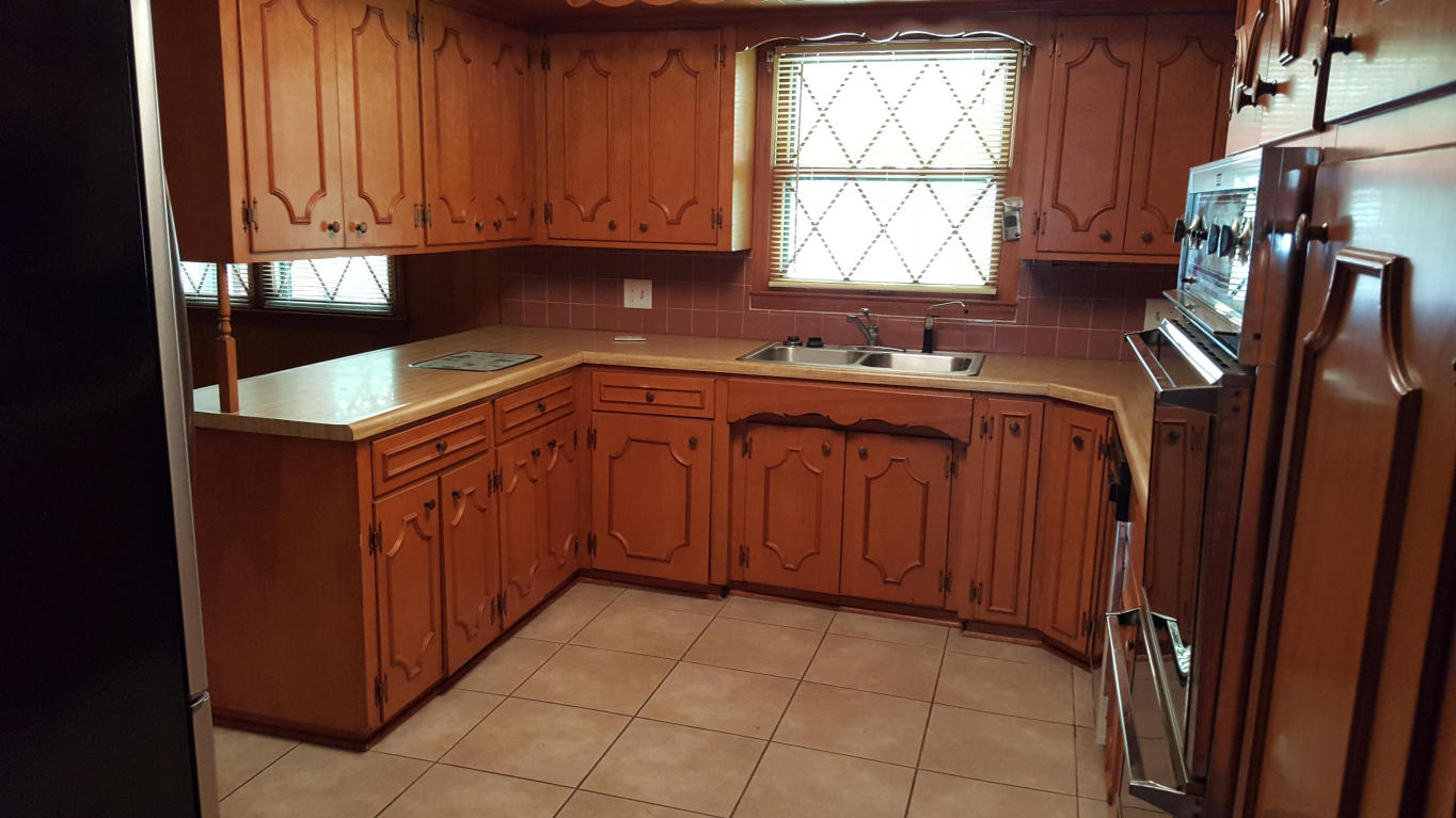 209 E MISSION ST, Marshall, MO 65340