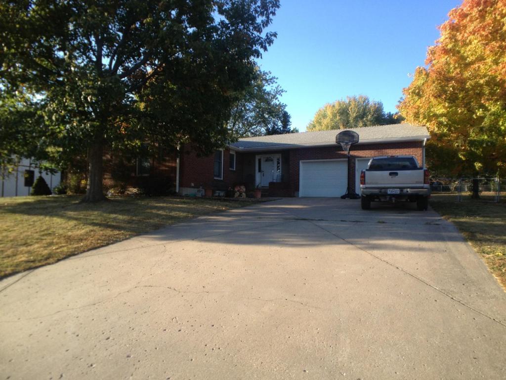 611 N LAKE DR, Marshall, MO 65340