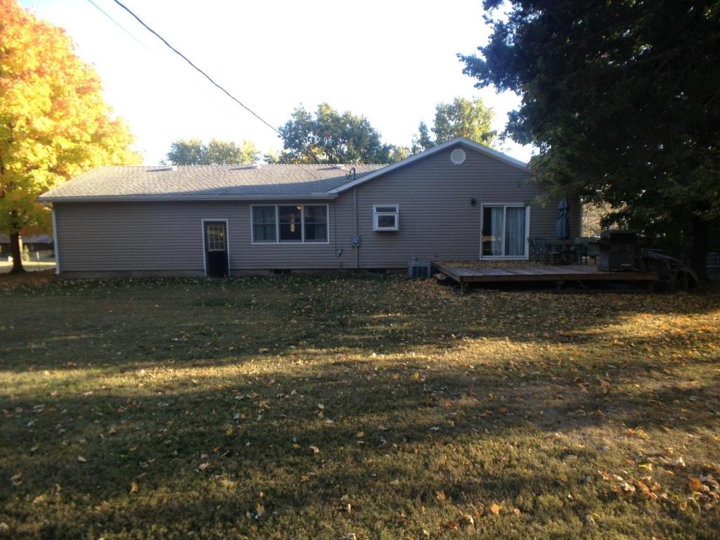 611 N LAKE DR, Marshall, MO 65340
