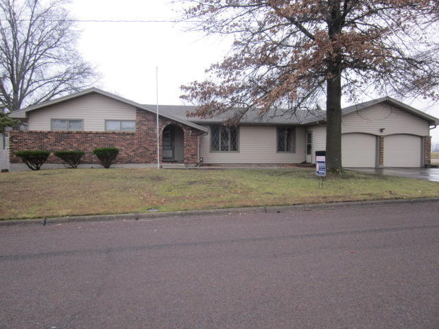 2 East BLACK, Marshall, MO 65340