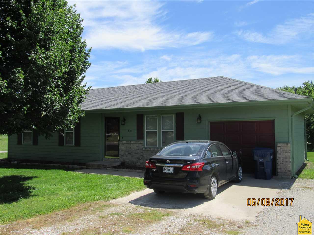 201 S Sassafras Ave, Smithton, MO 65350
