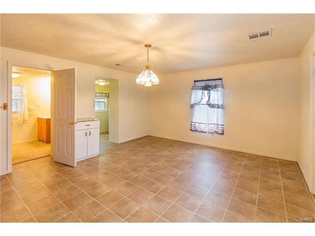 20632 Eastgate Road, Lebanon, MO 65536