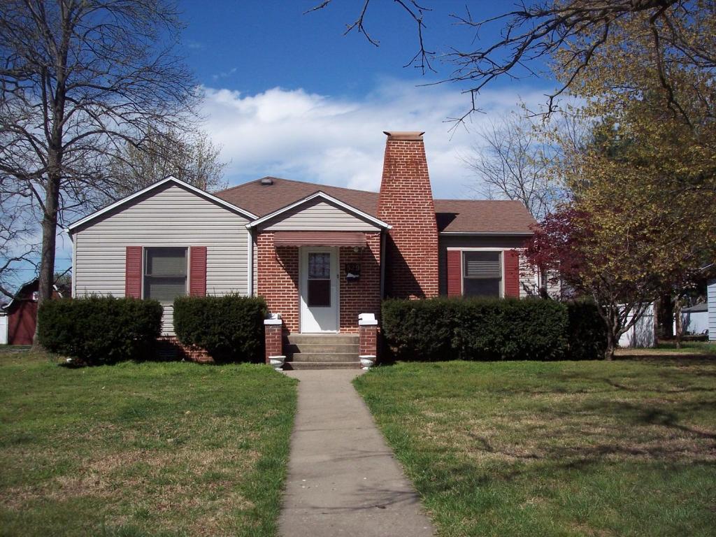 529 West College Street, Aurora, MO 65605