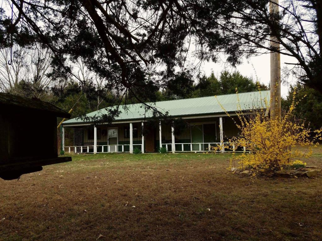 300 County Road, Ava, MO 65608