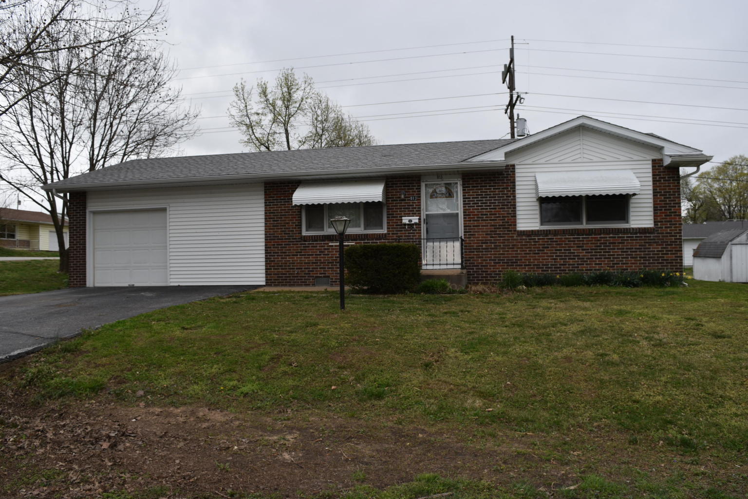 913 E South St, Bolivar, MO 65613