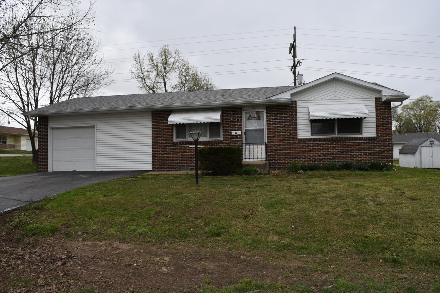 913 E South St, Bolivar, MO 65613