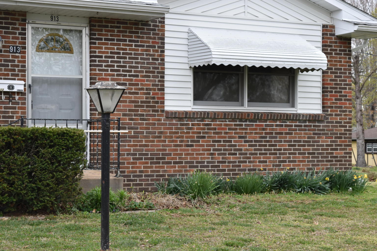 913 E South St, Bolivar, MO 65613