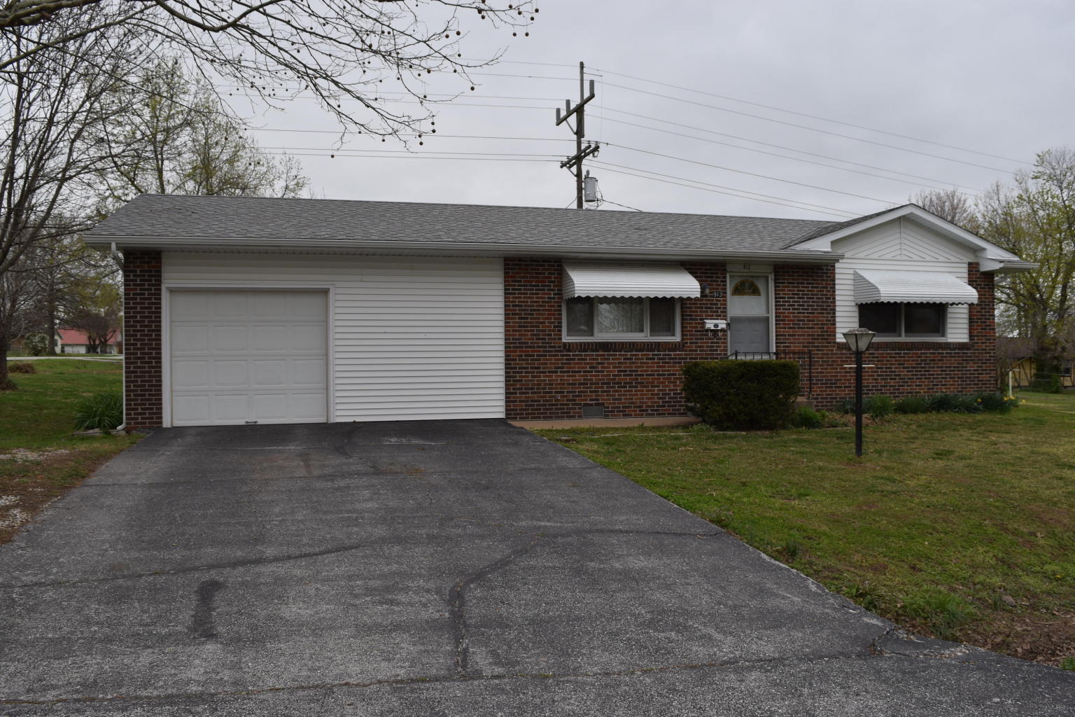 913 E South St, Bolivar, MO 65613