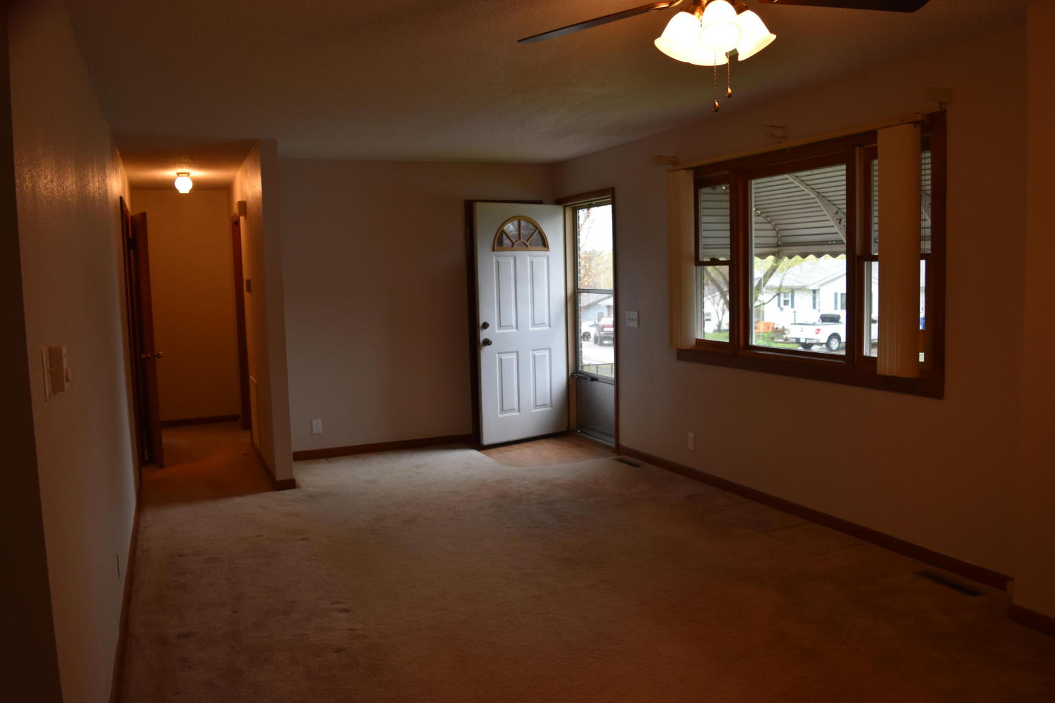 913 E South St, Bolivar, MO 65613