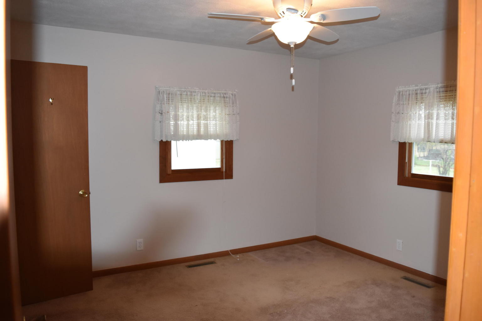 913 E South St, Bolivar, MO 65613