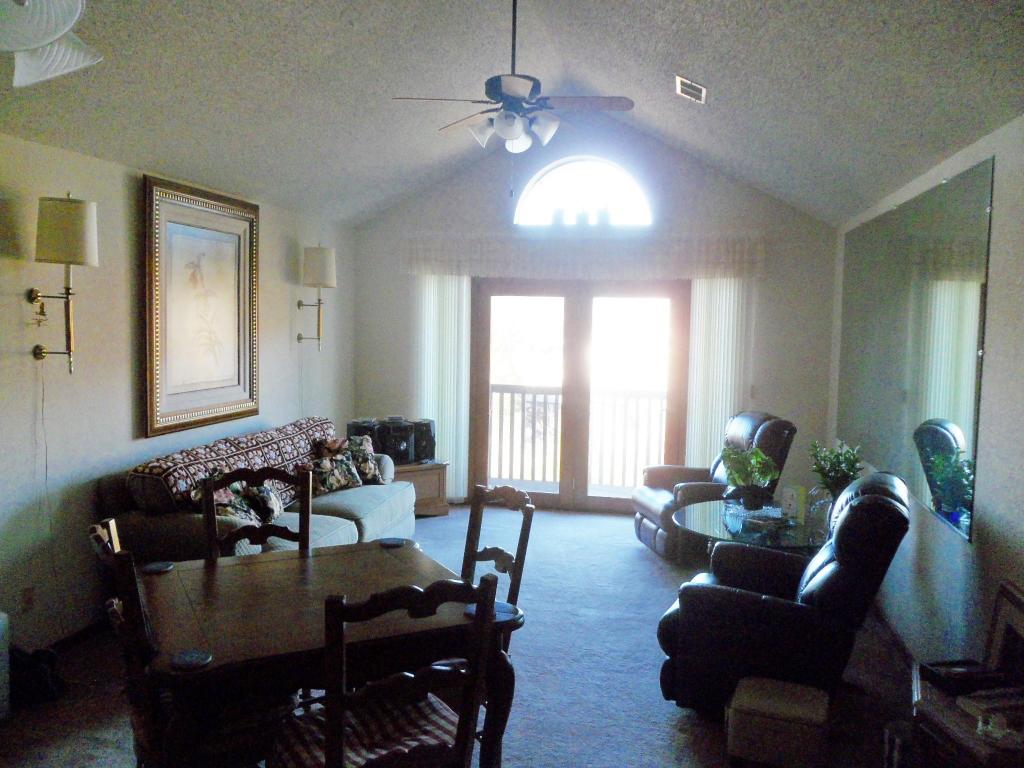 150 Sunken Forrest Drive, Forsyth, MO 65653