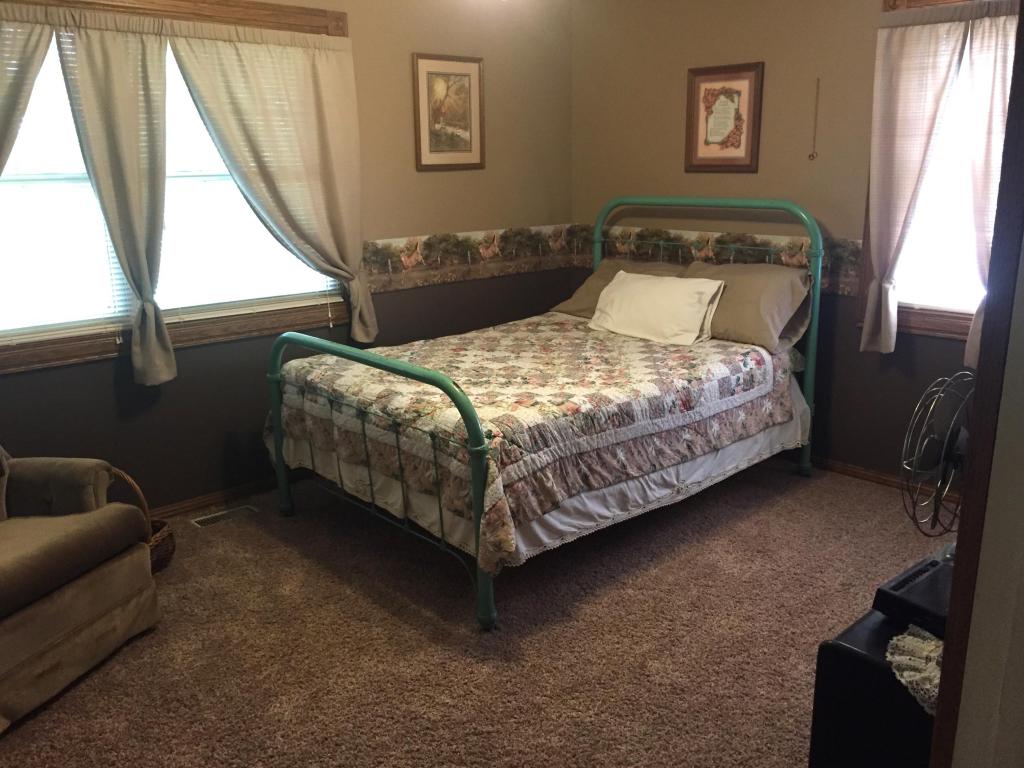 1901 Morris Road, Mountain Grove, MO 65711