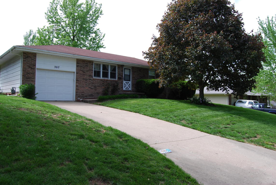 307 North Oakwood Avenue, Republic, MO 65738