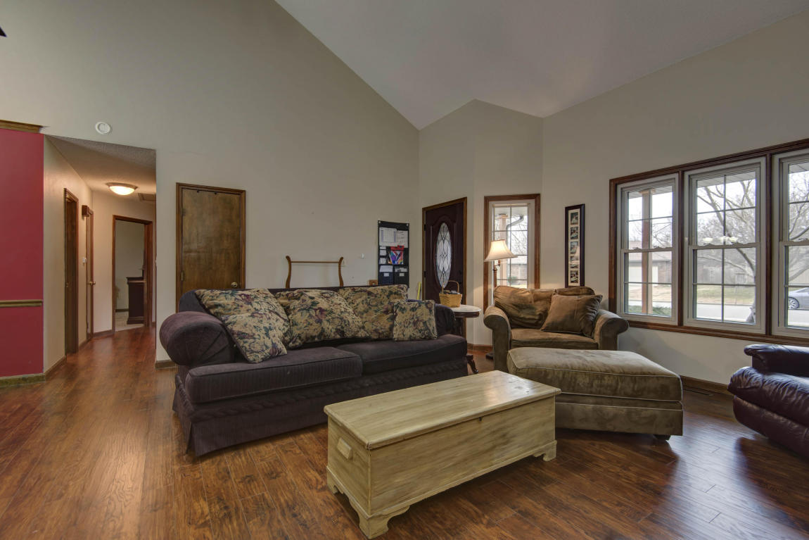 190 South Peach Tree Lane, Republic, MO 65738