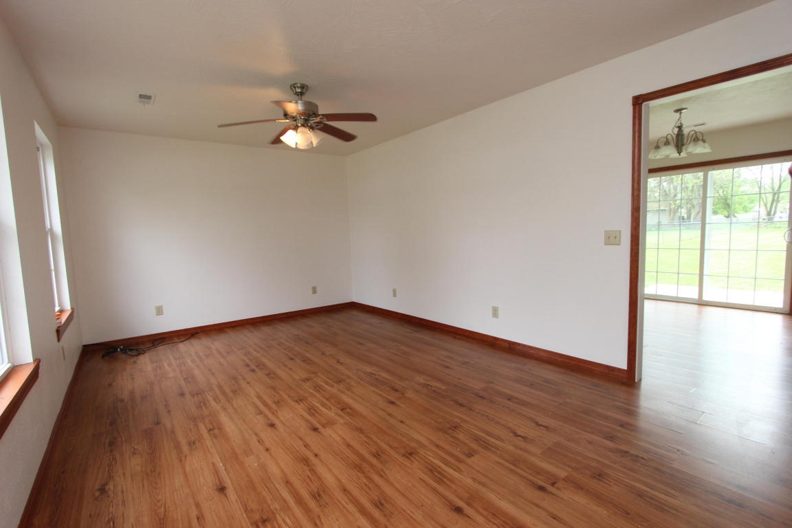 510 West Thoroughfare Street, Seymour, MO 65746