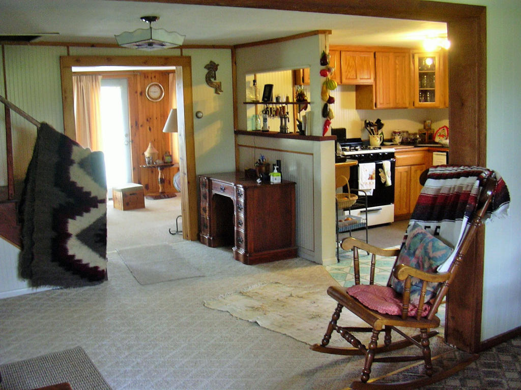 Hc 2 Box 640, Squires, MO 65755