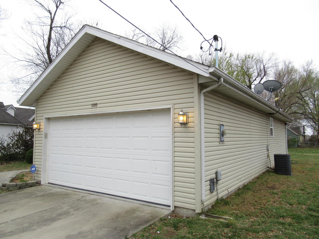 1100 E Locust Street, Springfield, MO 65803