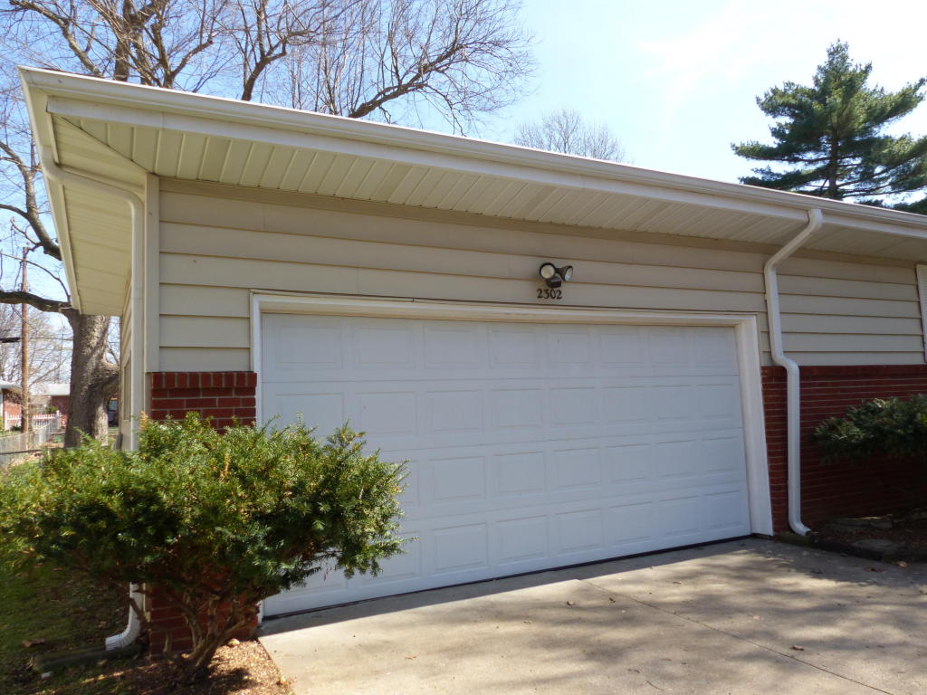 2302 S Linden Avenue, Springfield, MO 65804