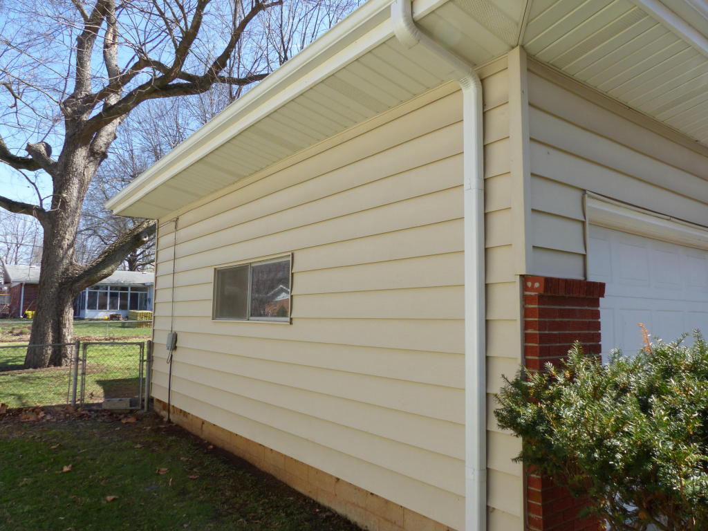 2302 S Linden Avenue, Springfield, MO 65804